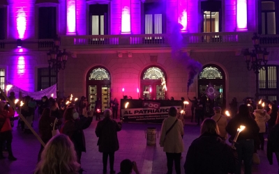 Unes 300 persones segueixen la marxa de torxes del Dia Internacional Contra la Violència Masclista | Ràdio Sabadell 